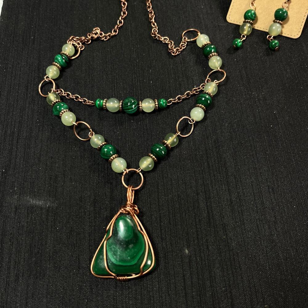 Malachite triangle cabochon  1 1/2 copper wire wrap green black 20 inches - Picture 3 of 3